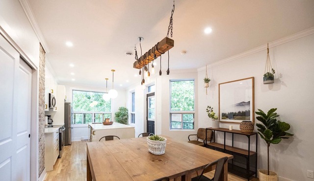 Charming Top Floor Pointe-Saint- Charles Apt