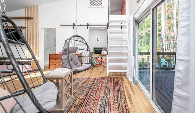 Charming Treehouse Escape Among Nature's Blooms