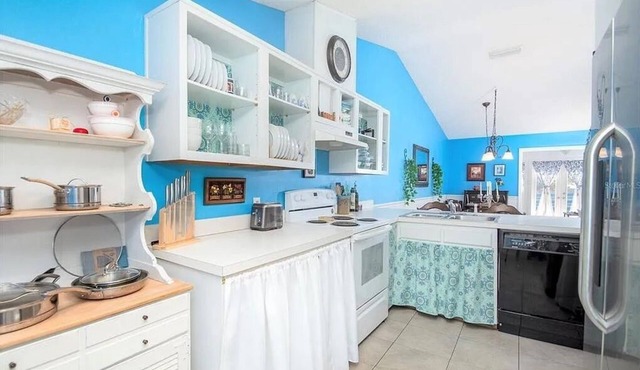 Charming Vintage Haven- Sponge Docks and Beaches Nearby!