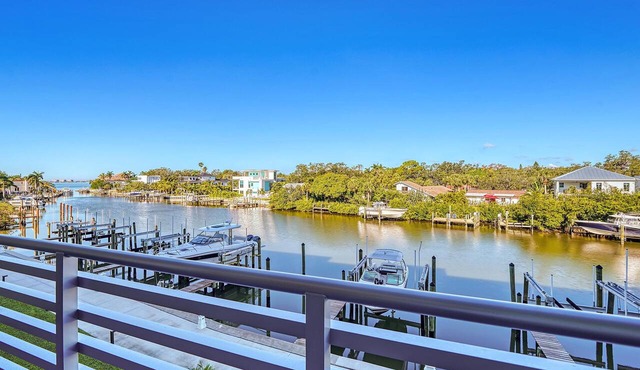 Charming Waterfront 1/1.5 Beautiful Sunsets at the Strand!