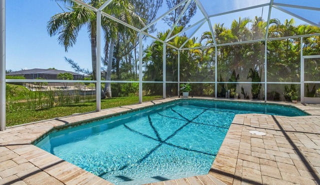 Charming waterfront 3-bedroom Villa with AC and Pool in welcoming Cape Coral