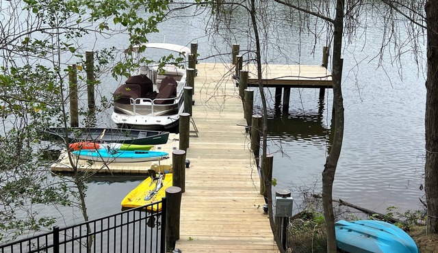 CHeerful 3-bedroom waterfront home