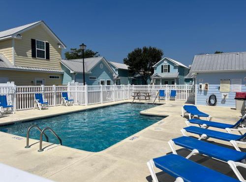 Cheerful 3-br cottage with pool, 2 blocks to beach, free parking