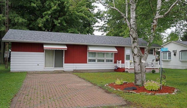 Cheerful Grand Bend cottage steps to the beach!