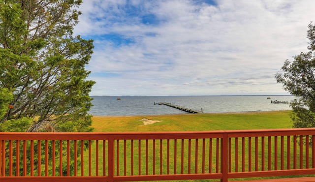 Chesapeake Bay Views & Private Deck: Cozy Cottage