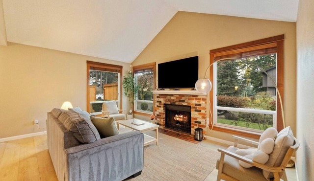 Chic 3BR Home | Foosball Great Location@Bellevue