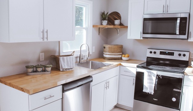 Chic Beaufort Cottage 12 Minutes to Parris Island & 5 To Downtown Bay St!