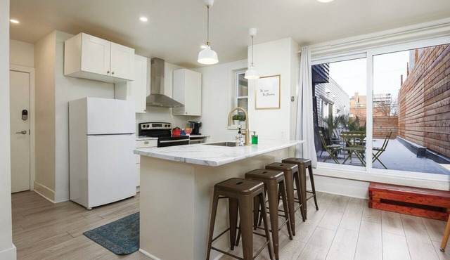 Chic Plaza Saint-Hubert Apt. 2BR/2BA