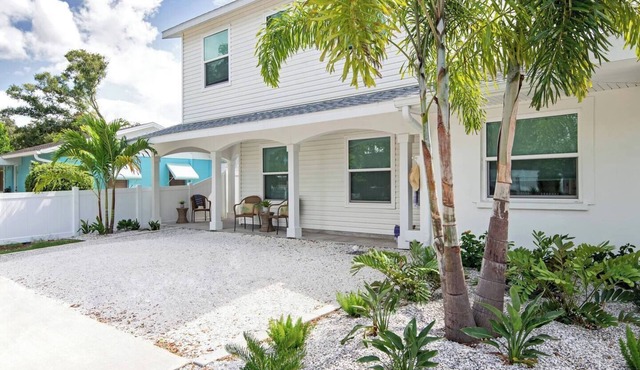 Chic Cottage Walk to Downtown Dunedin & Waterfront Pets Ok- Barefoot Parrot 3