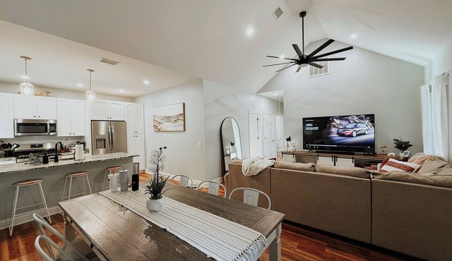 Chic Family - Friendly 3BR Home w/ Pool, Hot Tub & Fire pit near Parris Island