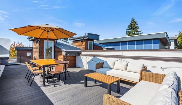 Chic Fremont Townhome with Rooftop Deck & Parking