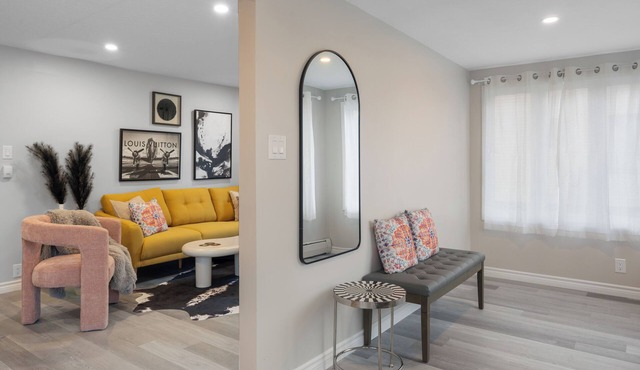 Chic House w/King Bed, Walk To Dining & Starbucks