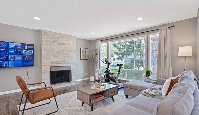 Chic Kirkland Home Overlooking Windsor Vista Park