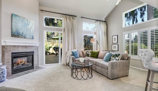 Chic Kirkland Retreat: King Bed, Private Patio, Minutes from Downtown & Lake WA