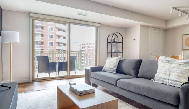 Classic Ballston 2BR w/Concierge, Gym & Pool, near Metro, by Blueground