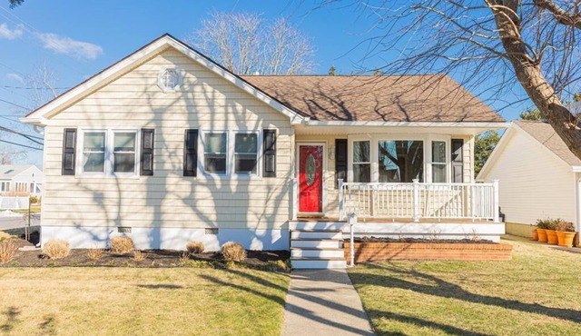 Classic Beach Cottage - 3 BR Sleeps 10