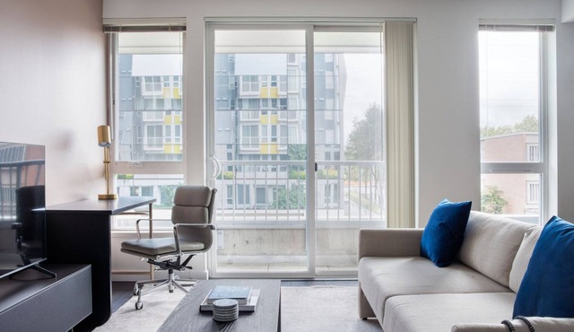Clean Bellevue 1BR w/Lounge, Rooftop & Gym, nr Shops, by Blueground