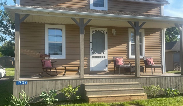 Clean, Spacious House. Minutes away from the Beach.
