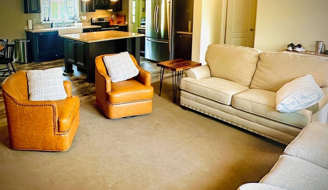 Clearwater Chalet: Chic 3BR Oasis by Lake & UTV Thrills!