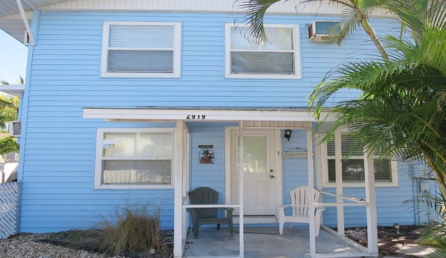 Close to beach, trolley, shops and restaurants!