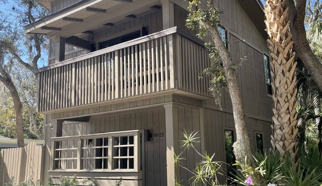 Close to Beaches, quiet and private new guest house - full kitchen, deck & patio