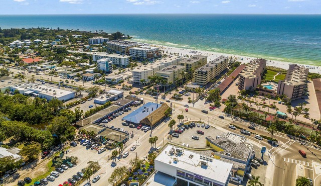 Close to the beach! Pool acccess and Private Backyard - Crescent Cottage