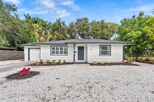 Coastal Cottage Escape Near Siesta Key Beach with Hot Tub - GRAND OPENING