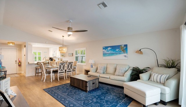 Coastal Cottage: Renovation Sleep 6 Hot tub, Pool