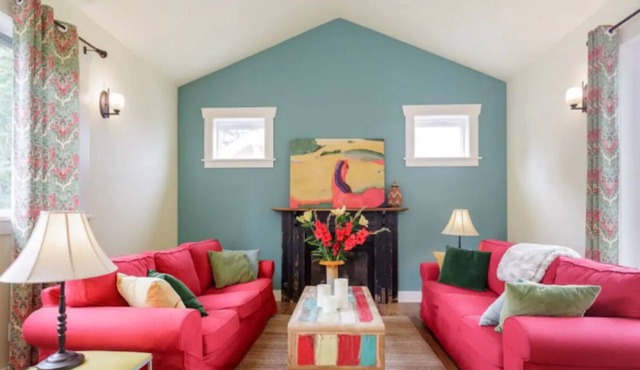 Colorful Cottage Close to Lake Washington