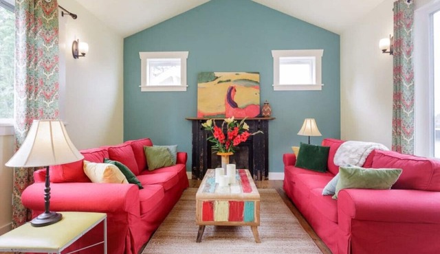 Colorful Cottage Close to Lake Washington