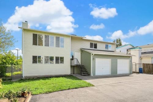 Colorful Family House w Big Deck 3 mins to I5