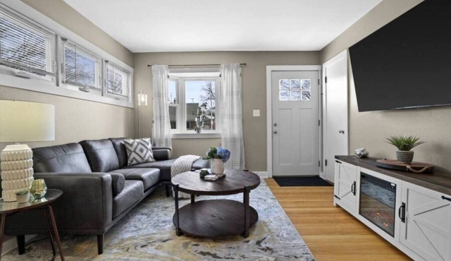Comfortable & Charming 4BR, near Stadium & Zoo! in Milwaukee