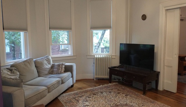 Comfortable, Convenient to NY 2-Bedroom House with Large Yard and Parking