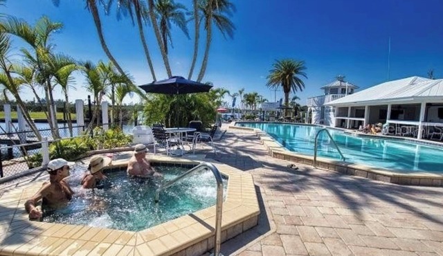 Comfortable Condo w/marina and ICW views & Private Beach Access