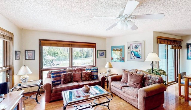 Comfortable condo with full kitchen, balcony, & washer/dryer