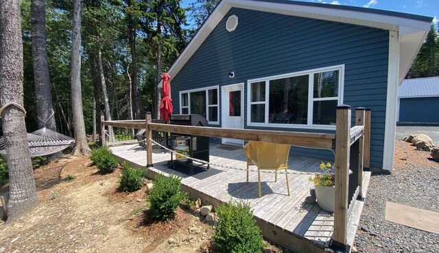 Compass Cove Cottage with Hot tub