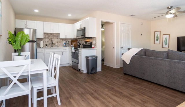 Completely Remodeled! Clearwater/Dunedin Cottage!