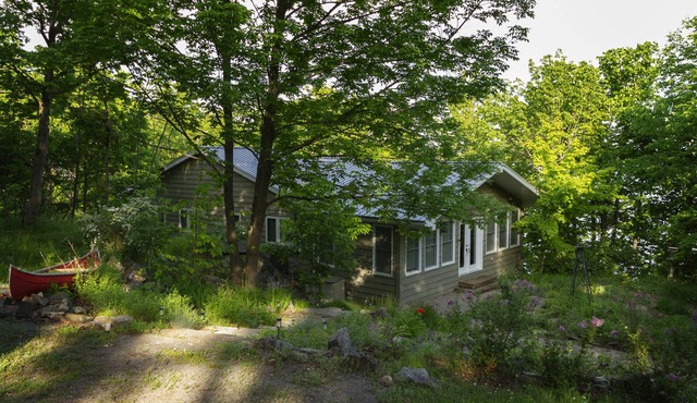 Contemporary 3-bedroom waterfront cottage