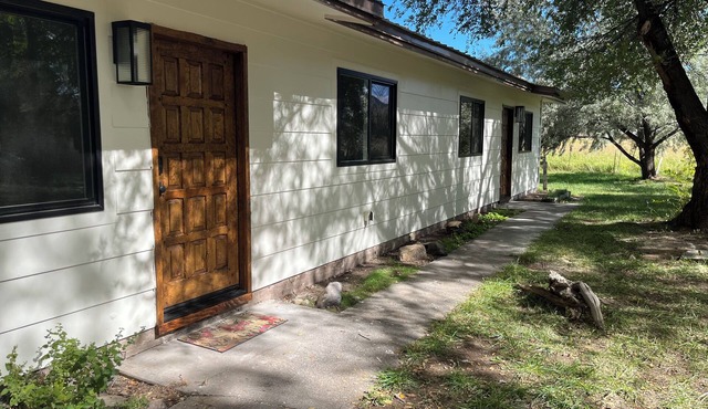 Convenient 2 bedroom in duplex short walk to ranchos plaza, 35 min to ski valley