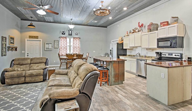 Convenient Broken Arrow Home - 22 Mi to Tulsa!