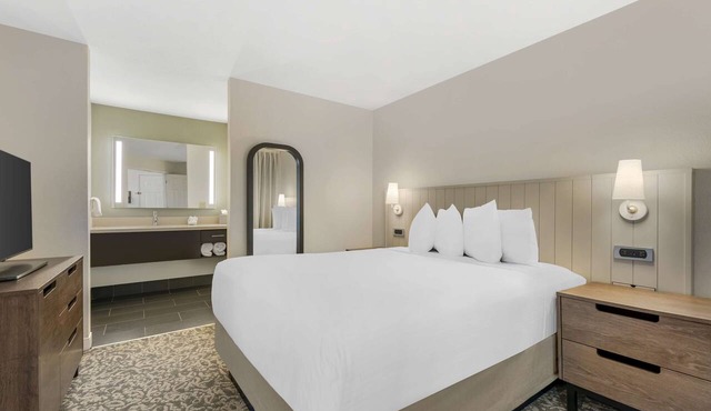 Convenient Location! 3 Relaxing Units, Kitchen, Pet-Friendly, Onsite Parking