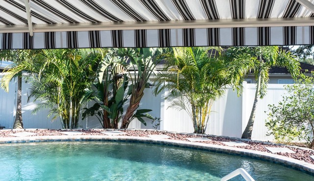 Coral Cottage pool/gas firepit a 3 bed 2 bath sleeps 6