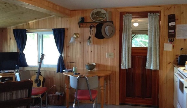 Cosy cabin steps from the lake