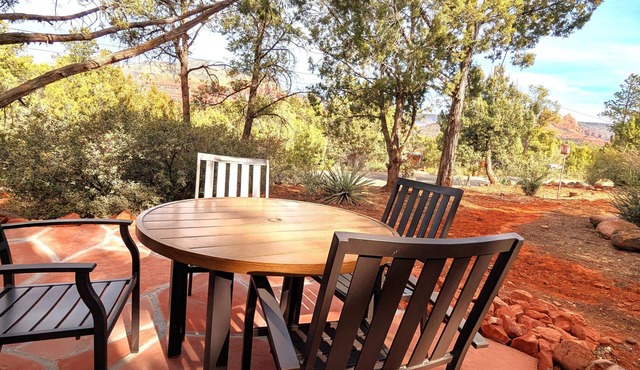 Cottage near Uptown Short Walk to Tlaquepaque Arts and Crafts Village and trails