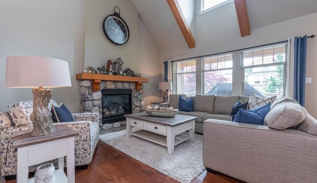 Cottage oasis w/resort amenities & close to the lake!