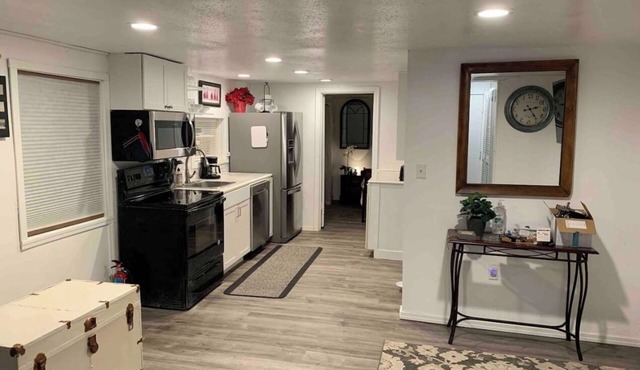 Cozy 1BR Cottage Near Lake, Trails & City Access
