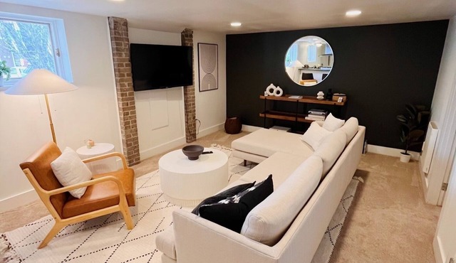 Cozy 2 bed apartment in the heart of SE Portland. Full kitchen & washer dryer!