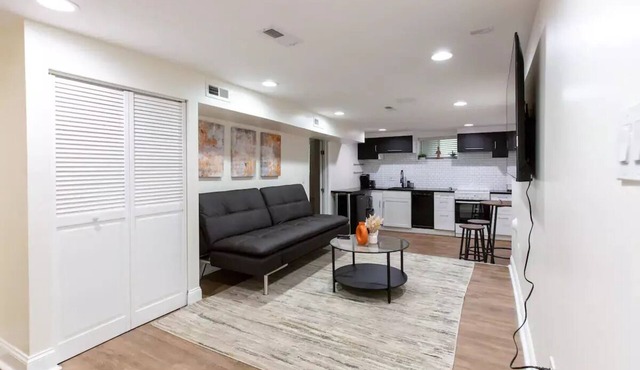 Cozy 2 bedroom at the heart of DC FREE Parking