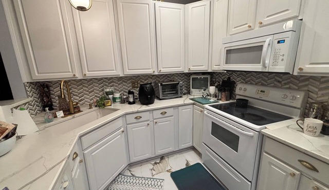Cozy 2-bedroom condo in Owings Mills close to plenty of shops & restaurants.