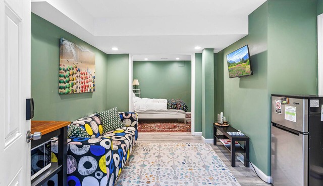 Cozy 2-bedroom house in peaceful Woodbridge with AC